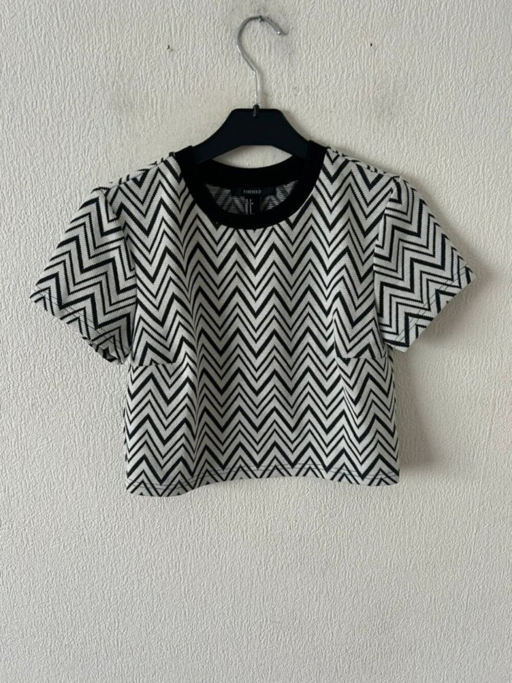 Women's Black & White Chevron Pattern Crop Top Size S
